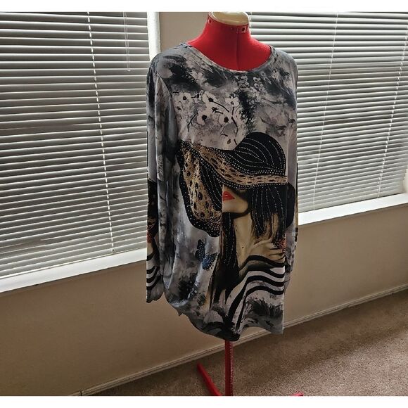 Queen G. Botique Black and White Graphic Oversized Tunic - Picture 3 of 13